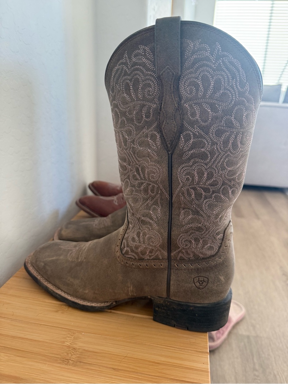 Ariat round up remuda boots pink inside.